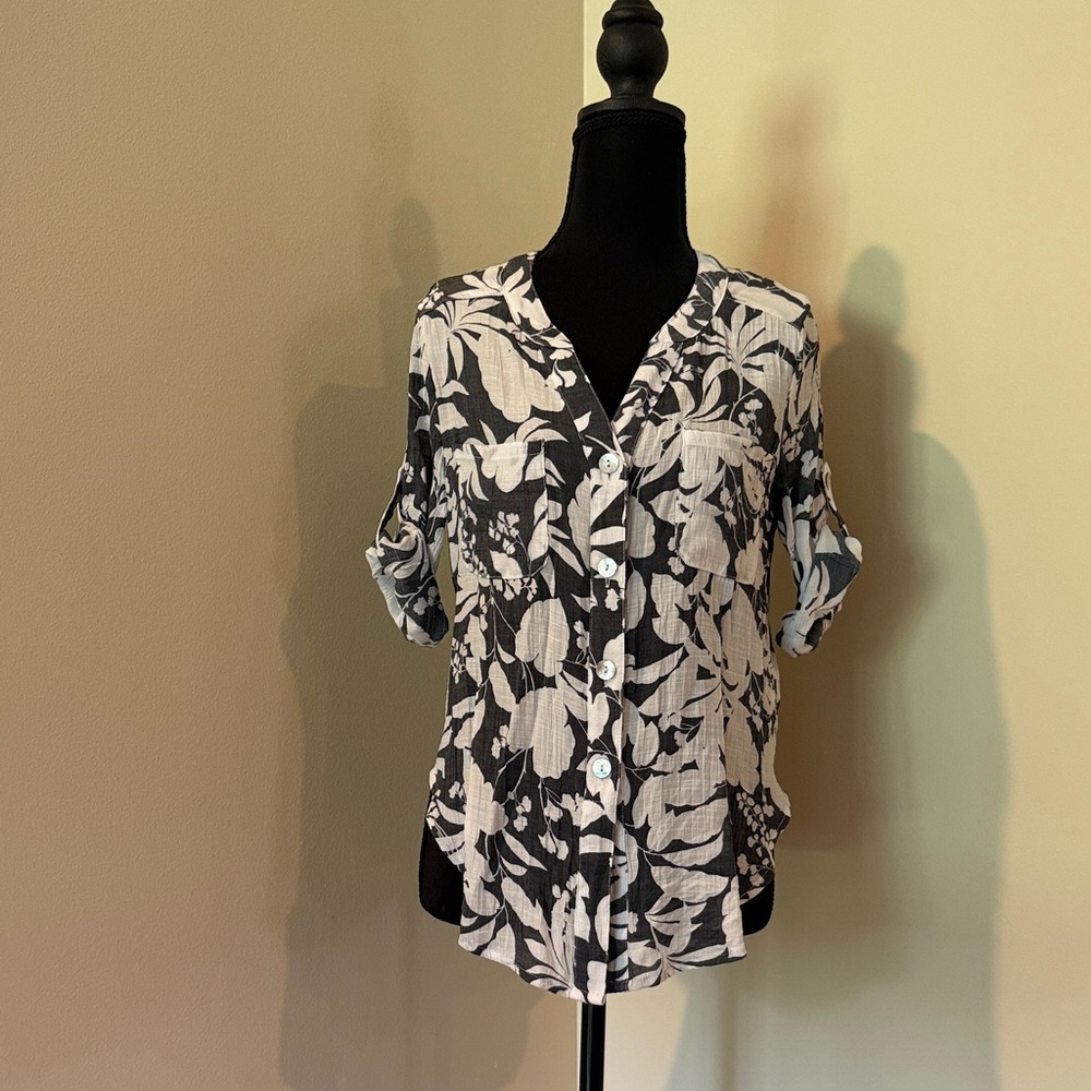 Black & White Floral Button-Front Women’s Shirt